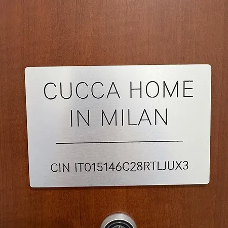 Cucca In Apartamento Milán