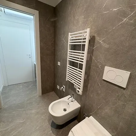 Cucca In Apartamento Milán