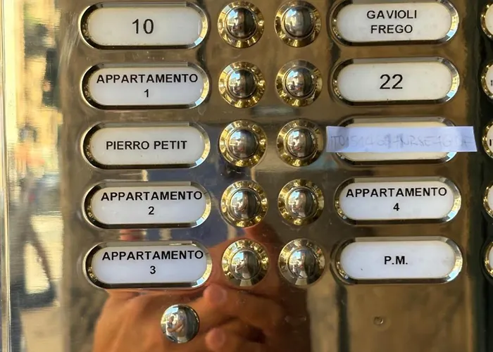 Cucca In Appartamento Milano